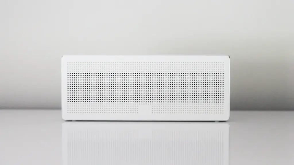 Dispositivo de aire acondicionado moderno de color blanco instalado en una pared interior.