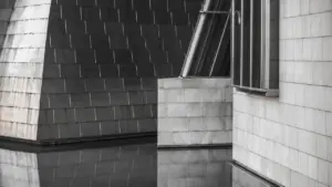 Vista icónica del Museo Guggenheim Bilbao destacando su emblemática arquitectura de titanio.