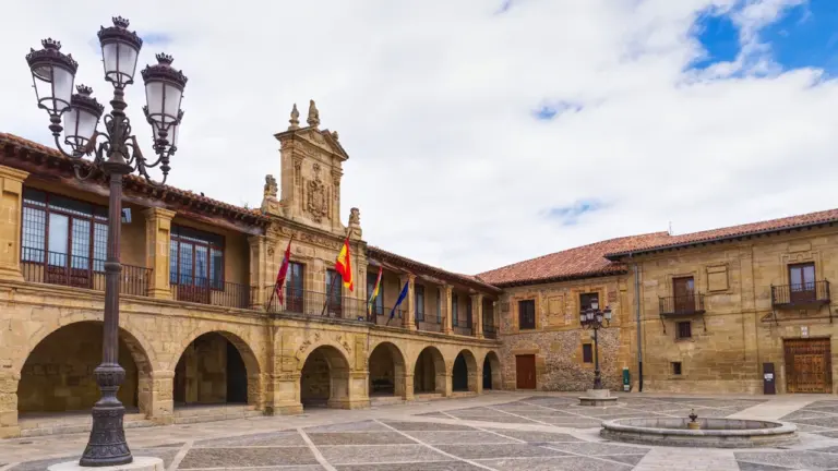 Ayamonte deja atrás una alerta sobre sus cuentas