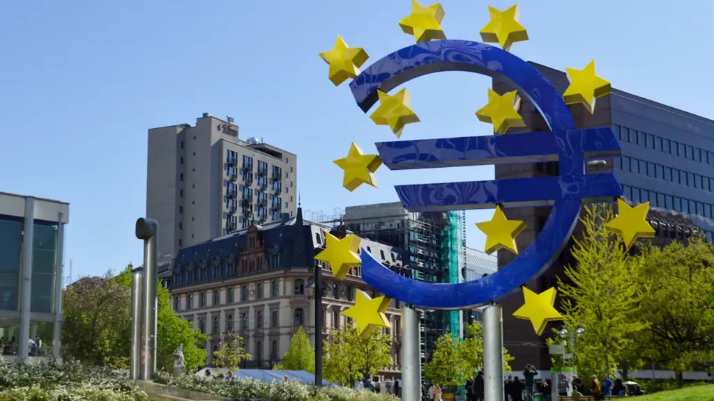 El icónico símbolo del euro frente a la sede del Banco Central Europeo.
