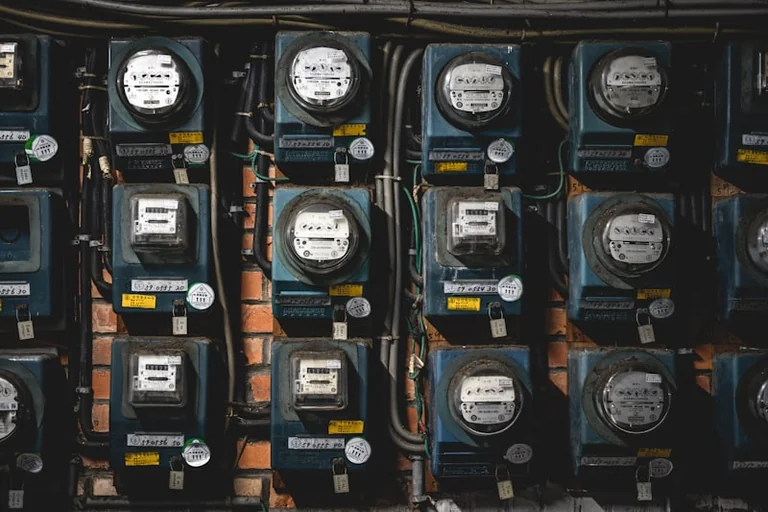 CNMC reporta desajustes energéticos: qué significa para tu factura en 2026