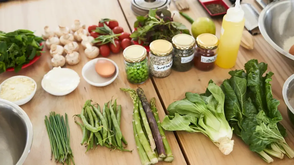 Variedad de ingredientes frescos organizados sobre una mesa de madera lista para cocinar.