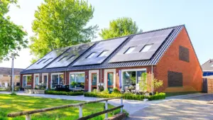Casa moderna con paneles solares en el tejado para ahorro de energía eléctrica.