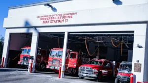Parque de bomberos con camiones estacionados en sus garajes modernos