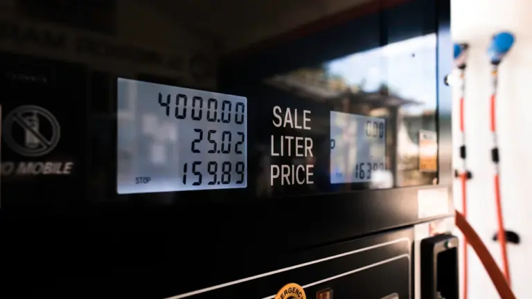 Gasolina barata: cuándo compensa desviarse para repostar