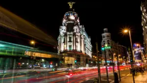 Vista nocturna de larga exposición del tráfico en la Gran Vía madrileña.