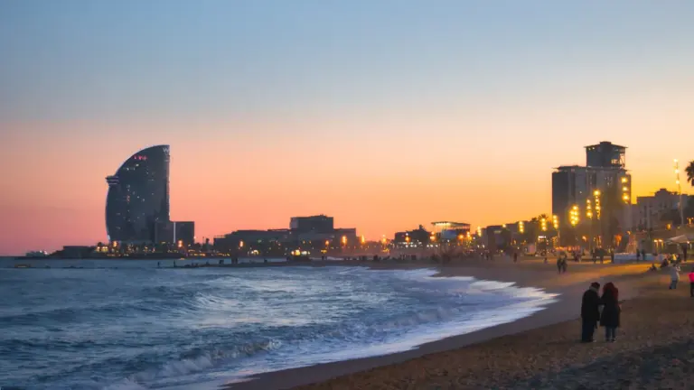 Noche calurosa en España: paseo y cena con menos exposición