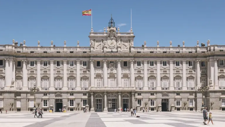 El Palacio Real de Madrid bajo un cielo despejado durante el día.