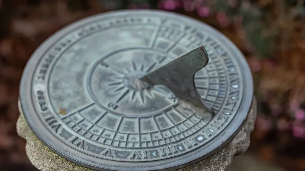 Un reloj de sol antiguo en un jardín, evocando la sabiduría sobre el tiempo.