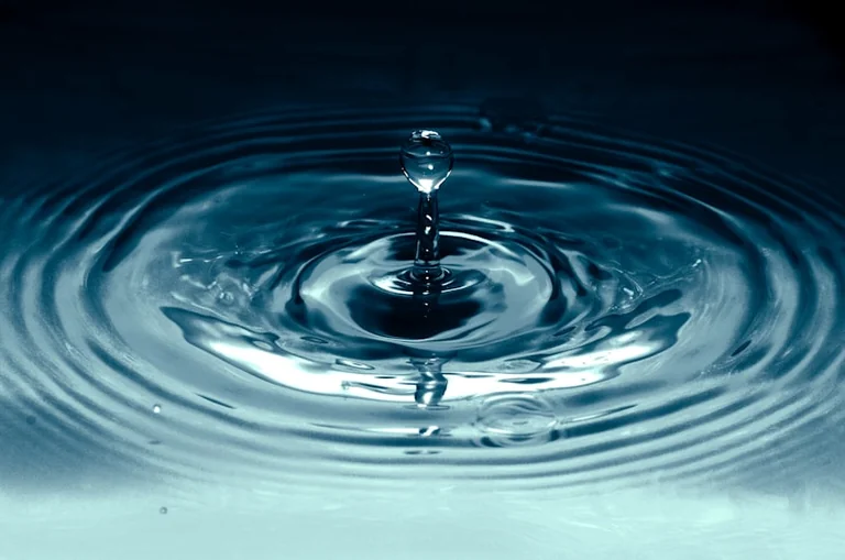 Soñar con agua: calma, ansiedad y señales de estrés