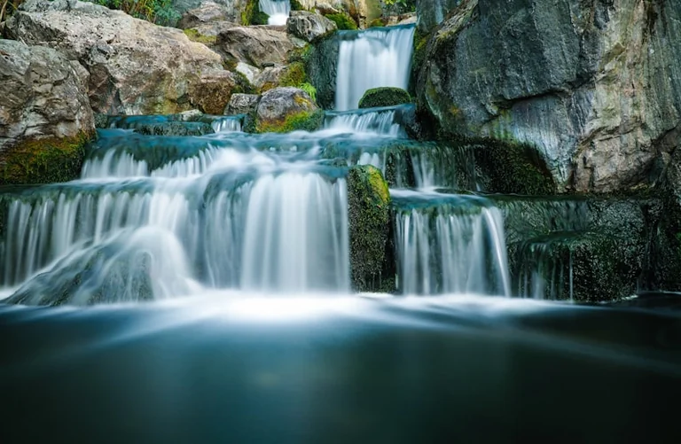 Soñar con agua en movimiento: emociones, símbolos y patrones