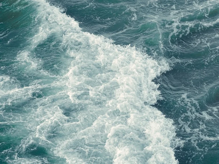Soñar con agua en movimiento: emociones, símbolos y patrones
