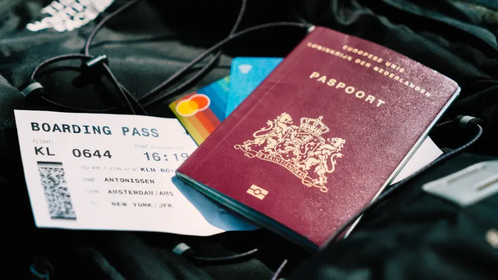 Pasaporte y tarjeta de embarque listos para un viaje internacional al Reino Unido.