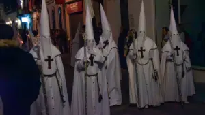 Villena mira su Fiesta a través del vestido