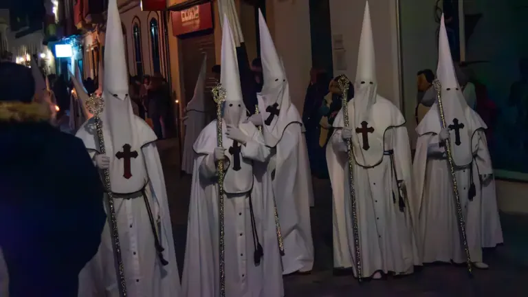 Villena mira su Fiesta a través del vestido