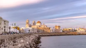 Vista panorámica de la Catedral de Cádiz bajo un cielo despejado al atardecer.