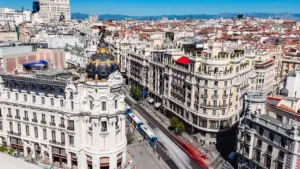 Vista panorámica de la Gran Vía en el centro histórico de Madrid