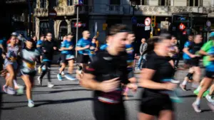 Corredores participando en una carrera popular por las calles de una ciudad española.
