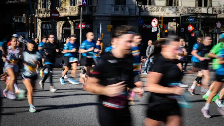Corredores participando en una carrera popular por las calles de una ciudad española.