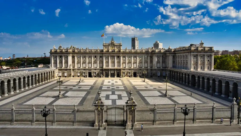 Vista aérea y majestuosa del Palacio Real de Madrid bajo un cielo despejado.