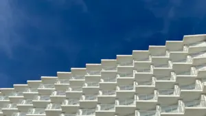 Fachada moderna de hotel con balcones bajo un cielo azul en Torremolinos, Málaga.