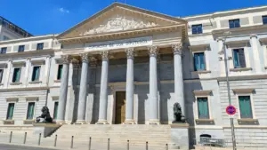 Fachada principal del Congreso de los Diputados en Madrid, sede de la soberanía nacional.