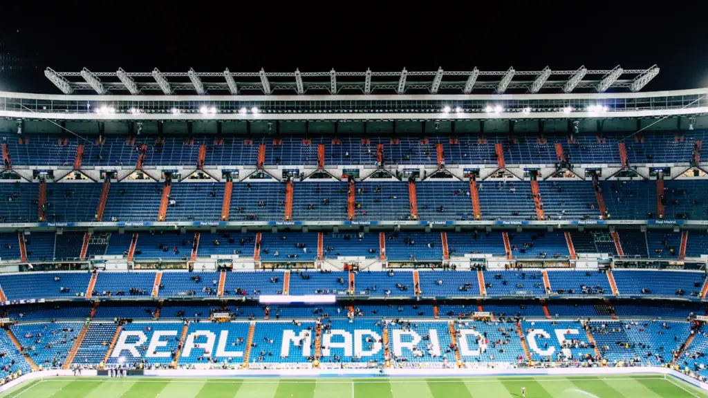 Vista panorámica del emblemático estadio Santiago Bernabéu en la ciudad de Madrid.