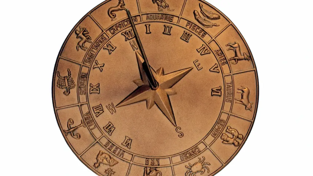 Disco de bronce antiguo con los doce signos del zodiaco grabados detalladamente.