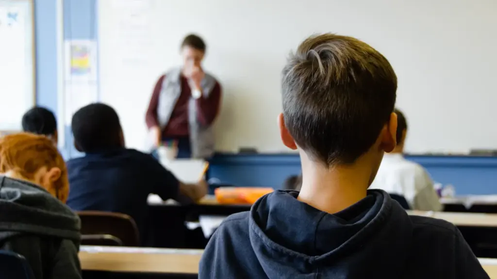Estudiantes en un aula escolar al inicio del curso académico.