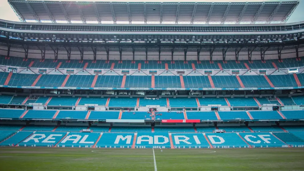 Vista panorámica del emblemático estadio Santiago Bernabéu en el corazón de Madrid.