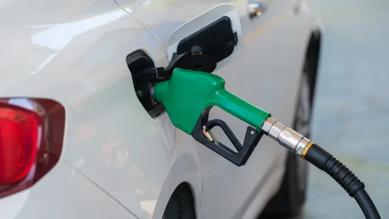 Precios de carburantes: cómo ahorrar hasta 10 euros por depósito en 2026