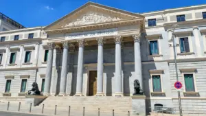 Fachada principal del Congreso de los Diputados en Madrid, España, bajo un cielo despejado.