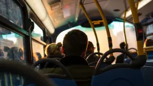 Pasajeros sentados dentro de un autobús urbano durante un trayecto diario en la ciudad.