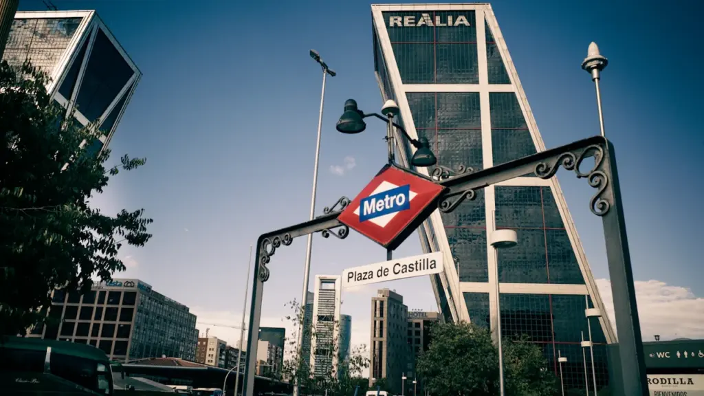 Señal de Metro de Plaza de Castilla con las Torres Kio al fondo en Madrid.