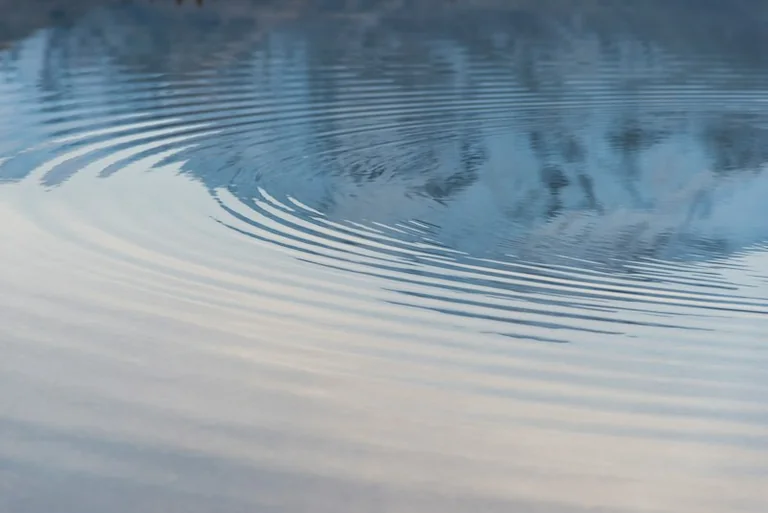 Soñar con agua: qué puede revelar la emoción que deja el sueño