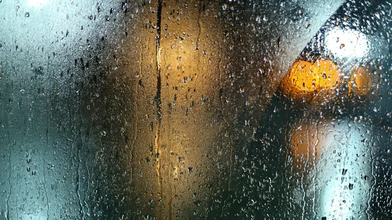 Soñar con lluvia: emociones y cambios al comenzar el otoño