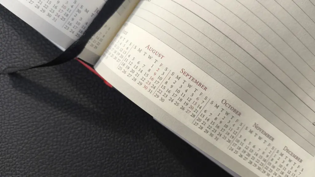 Libreta de planificación con calendario para organizar fechas y eventos importantes.