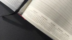 Libreta de planificación con calendario para organizar fechas y eventos importantes.