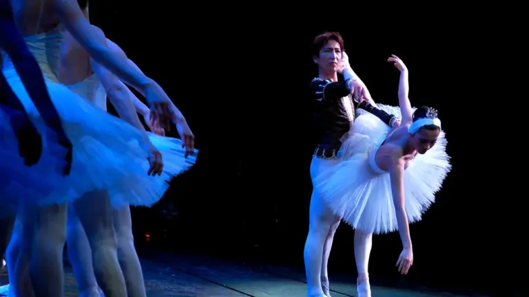 El ballet internacional llevó ‘El lago de los cisnes’ a Algeciras