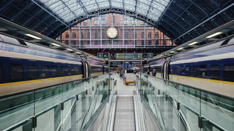 Soñar con perder el tren: plazos y decisiones pendientes