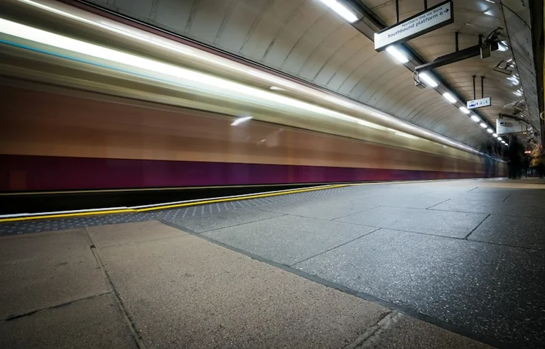 Soñar con perder el tren: plazos y decisiones pendientes